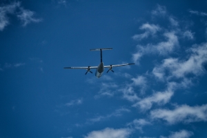 Eine Bombardier Dash Q200 beim Abflug von Corvo